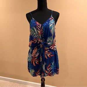🚨Express Romper Tropical Print Size Small!